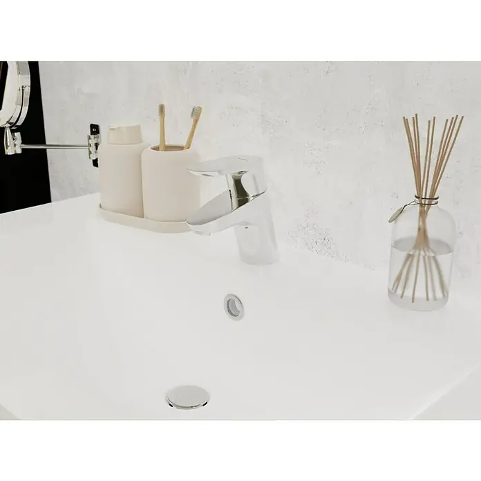 Hansgrohe Grifo de lavabo Focus 70 - Cromo, Brillante - Primer plano de un grifo de baño cromado en un tocador, flanqueado por una jabonera y un difusor de aroma.