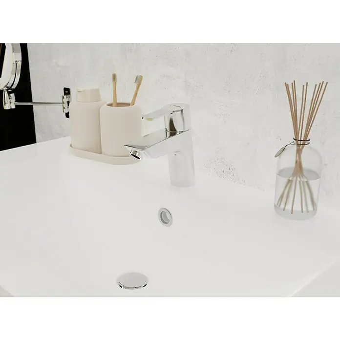 Hansgrohe MySport Grifo de lavabo M - Cromo, Brillante - Primer plano de un baño con un lavabo blanco elegante, un grifo cromado, cepillos de dientes de bambú y un difusor de aroma para un ambiente fresco.