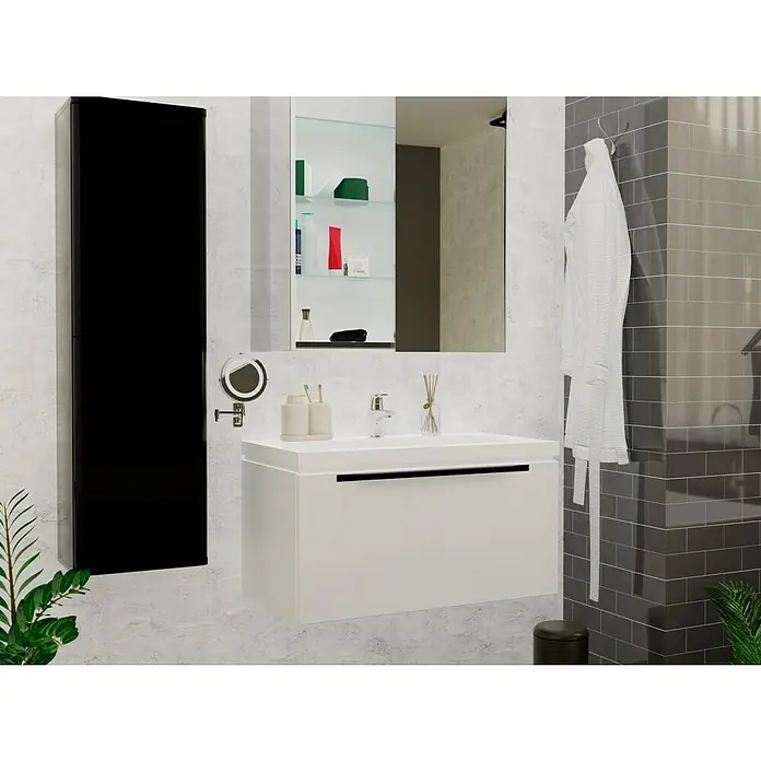 Camargue Waschtischarmatur Merano - Chrom, Glänzend - Modernes Badezimmer mit weißem Waschtischunterschrank, schwarzem Hängeschrank und Spiegel. Ein stilvoller und funktionaler Raum.