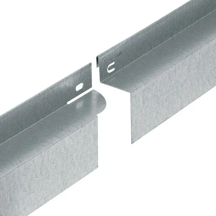 Bellissa Rasenkante Comfort - 118 x 9 cm, Metall, Verzinkt, Mähkante - Nahaufnahme von zwei grauen Dachrinnenverbindungsstücken, die auf einem schwarzen Hintergrund liegen. Sie sind sauber, modern und für die Verbindung von Dachrinnen konzipiert.