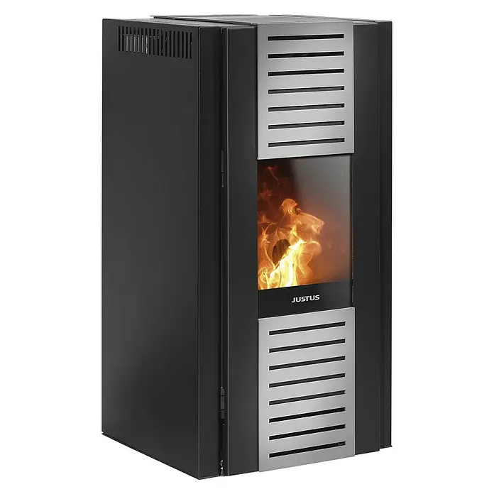 Justus Pelletofen Sirkos 2.0 - 2,5 kW - 6 kW, Raumheizvermögen: 160 m³, Schwarz/Silber - Justus Kaminofen mit Glasfenster und Flammen, umgeben von grauen Metallplatten. Das Gerät hat ein modernes, schlankes Design.