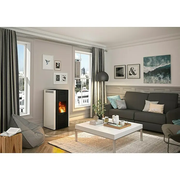 Justus Pelletofen Sirkos 2.0 - 2,5 kW - 6 kW, Raumheizvermögen: 160 m³, Schwarz/Silber - Ein modernes Wohnzimmer mit einem Justus Pelletofen, einem grauen Sofa und einem weißen Couchtisch auf einem hellen Teppich.