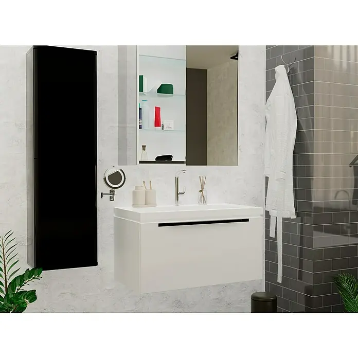 Grohe Eurostyle Waschtischarmatur L-Size - Chrom, Glänzend - Modernes Badezimmer mit stilvollem Waschtisch in Weiß, schwarzem Hängeschrank und Spiegel. Die Armatur ist elegant und funktional gestaltet.