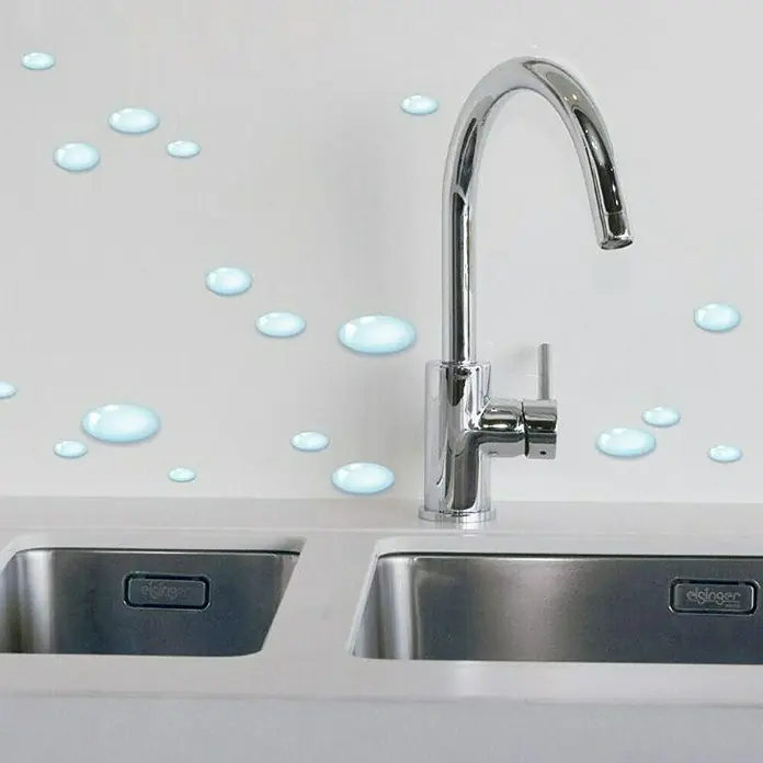 Vinilo de pared - Pompas de jabón, Azul, Plástico - Elegante fregadero de acero inoxidable con grifo moderno. El diseño limpio y la estética sencilla hacen de este fregadero un punto focal en cualquier cocina.