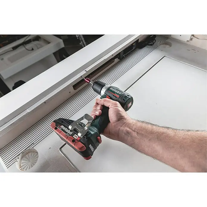 Metabo CAS 18V Akku-Bohrschrauber BS 18 L BL - 18 V, Ohne Akku, 60 Nm - Der Metabo Akku-Bohrschrauber im Einsatz, ein unverzichtbares Werkzeug für präzise Schraubarbeiten. Ideal für Handwerker und Heimwerker.