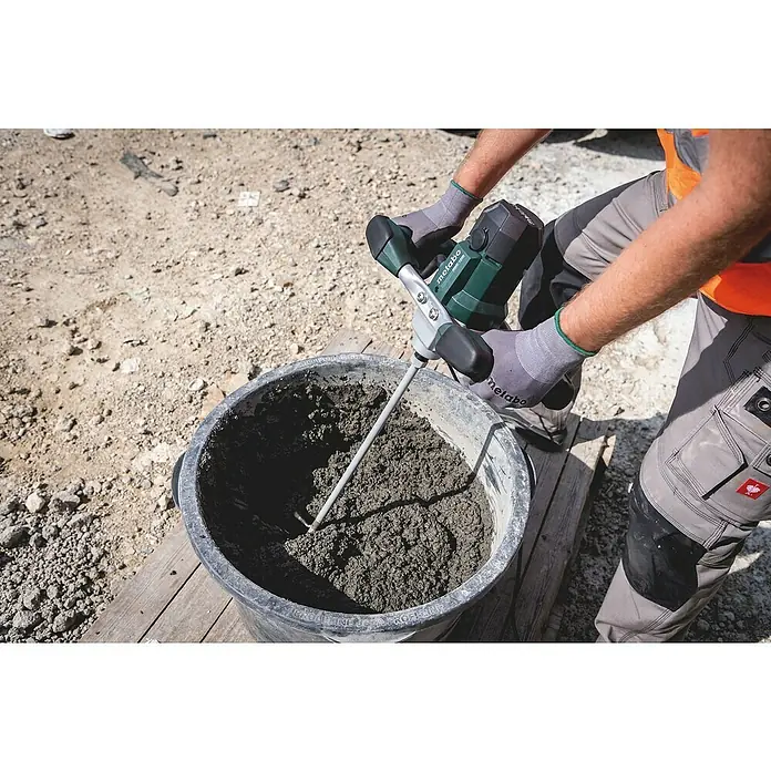 Metabo Rührwerk RWE 1200 - Mischvolumen: 30 l, Durchmesser Rührer: 120 mm - Ein Bauarbeiter mischt Beton mit einem Metabo Rührwerk in einem Eimer auf einer Baustelle.