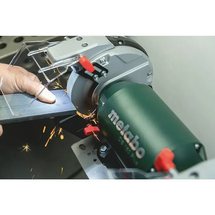Metabo Elektro-Doppelschleifer DS 200 Plus - 600 W, 2.980 U/min - Ein Metabo-Doppelschleifer in Aktion, beim Bearbeiten eines Metallstücks, wobei die Funken deutlich sichtbar sind.