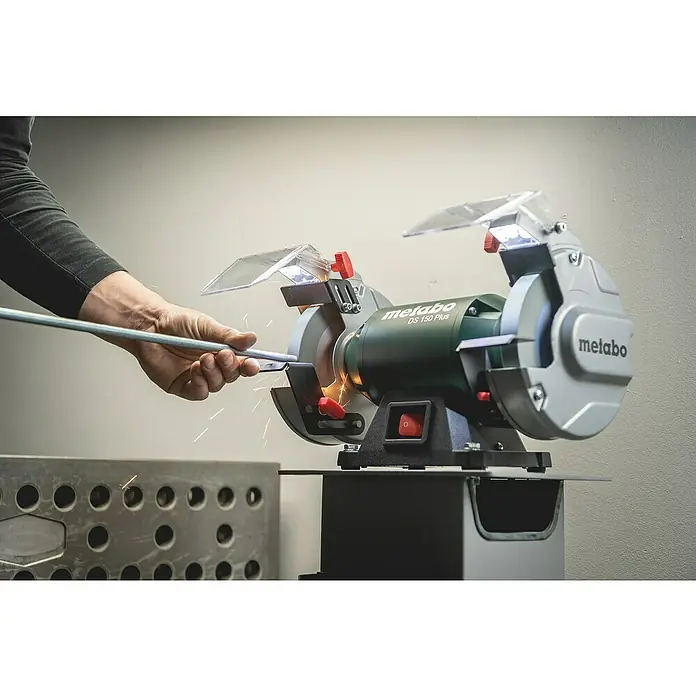 Metabo Elektro-Doppelschleifer DS 200 Plus - 600 W, 2.980 U/min - Eine Metabo DS 150 Plus Doppelschleifmaschine wird benutzt, um ein Metallstück zu schleifen, wobei Funken entstehen.