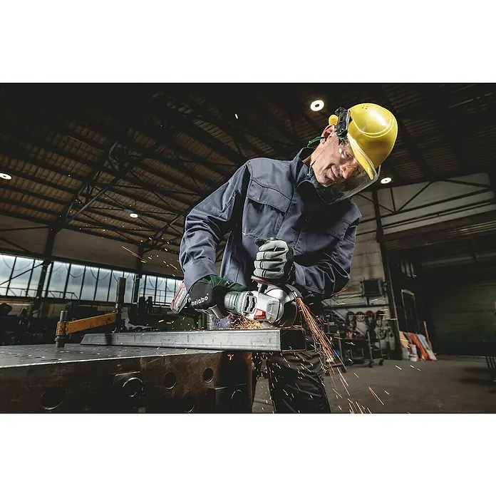 Metabo CAS 18V Akku-Winkelschleifer W 18 LT BL 11-125 - 2 Akkus, 4 Ah, Durchmesser Scheibe: 125 mm - Ein Arbeiter, der mit einer Metabo-Flex Metalls schneidet, wobei Funken fliegen. Metabo Werkzeuge für sicheres und effizientes Arbeiten.