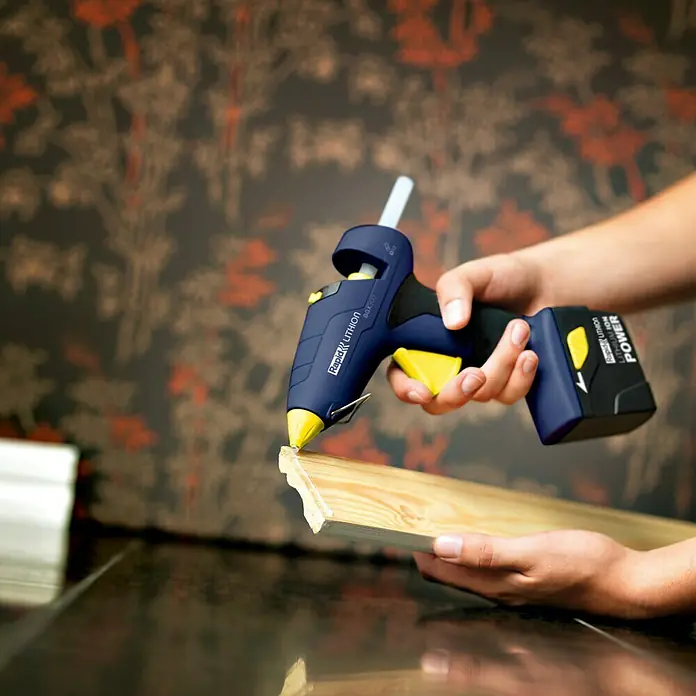 Rapid Akku-Heißklebepistole BGX 300 - 7,4 V, Li-Ionen, 2,6 Ah, 1 Akku, Durchmesser Klebepatrone: 12 mm - Präzises Kleben: Akku-betriebene Rapid Lithium Klebepistole für mühelose Bastelarbeiten und Reparaturen mit optimaler Kontrolle.