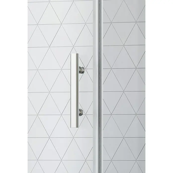 Camargue Vario Eckdusche S3+S8 - L x B x H: 90 x 100 x 195 cm, Beschichtet, Silber, Glasstärke: 6 mm - Detailaufnahme eines Duschgriffs aus Chrom vor einer Wand mit dreieckigen Fliesen, die ein modernes Badezimmerdesign zeigt.
