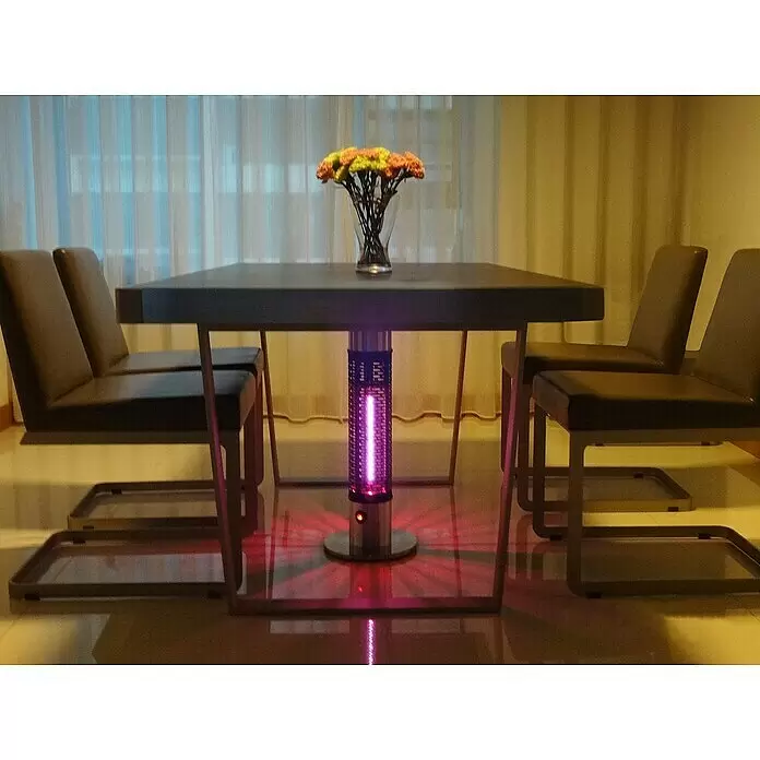 Heizstrahler - 1.200 W, Silber/Schwarz, Höhe: 65 cm - Dunkler Esstisch mit vier Stühlen und einem leuchtenden lila-roten Heizstrahler darunter.