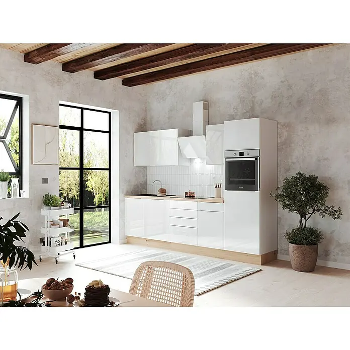 BAUHAUS Küchenzeile Sandra - Breite: 280 cm, Weiß, Farbe Korpus: Weiß, Mit Elektrogeräten - Helles Kücheninterieur mit modernen weißen Schränken, Holzbalkendecke und großen Fenstern, die einen Blick auf die Natur bieten.