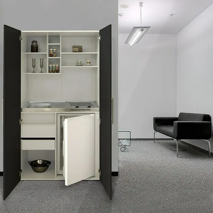 Respekta Schrankküche Peter - Breite: 104 cm, Schwarz/Weiß, Mit Glaskeramikkochfeld - Kompakter Küchenschrank mit geöffneten Türen, der Kochfeld, Spüle, Kühlschrank und Stauraum zeigt.
