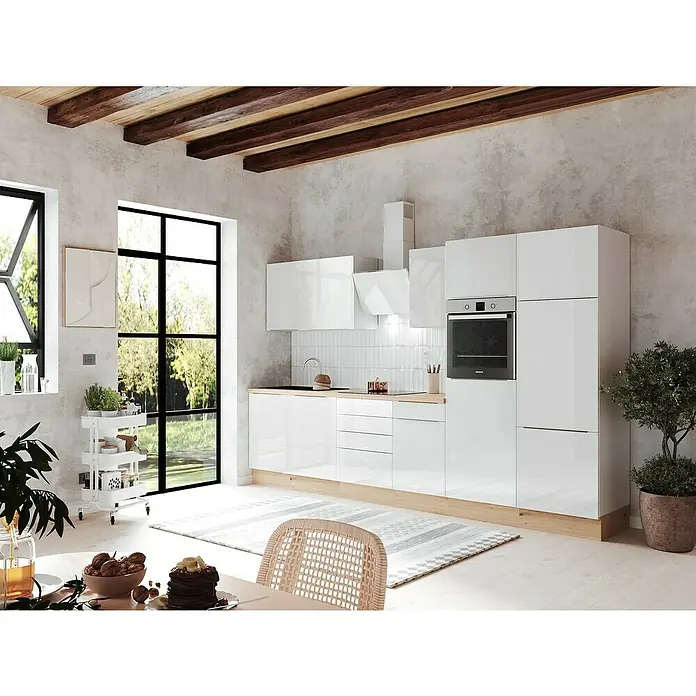 BAUHAUS Küchenzeile Sandra - Breite: 340 cm, Weiß, Farbe Korpus: Weiß, Mit Elektrogeräten - Moderne Küche mit weißen Hochglanzfronten, Holzarbeitsplatte und Holzbalken an der Decke. Der Fokus liegt auf dem stilvollen Küchendesign.