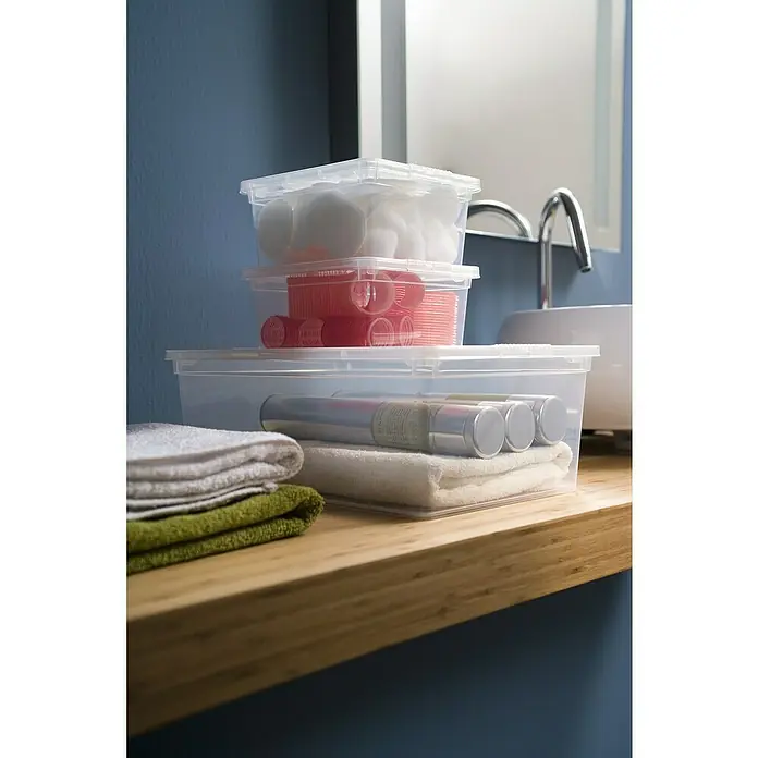 KIS Aufbewahrungsbox C-Box XXS+ - 16,5 x 19,5 x 9,5 cm, 2 l, Transparent - Badezimmerablage mit transparenten Behältern, die Wattebällchen, Lockenwickler und Kosmetikprodukte enthalten. Gestapelte Handtücher links.