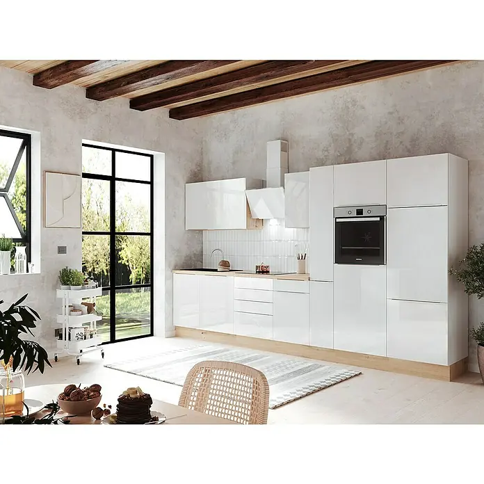 BAUHAUS Küchenzeile Sandra - Breite: 370 cm, Weiß, Farbe Korpus: Weiß, Mit Elektrogeräten - Helle Küche mit modernen, weißen Schränken und Geräten, die ein elegantes und funktionales Design für zeitgemäßes Wohnen bietet.