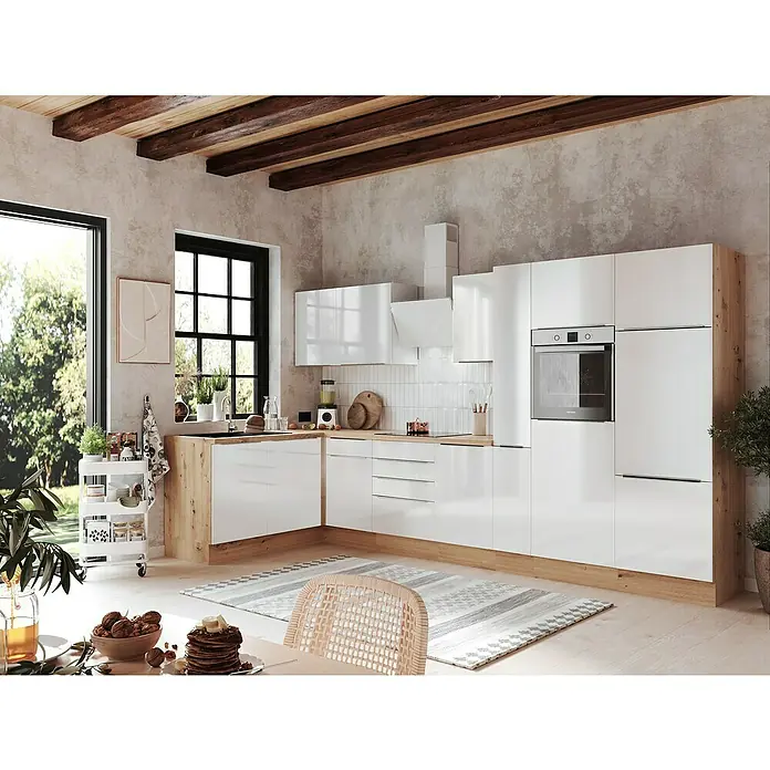 BAUHAUS Winkelküche Sandra - B x T: 370 x 170 cm, Weiß, Matt, Farbe Korpus: Artisan Eiche, Mit Elektrogeräten - Helle Küche mit modernen, weißen Schränken und einer Holzarbeitsplatte. Der Raum wirkt einladend und stilvoll.
