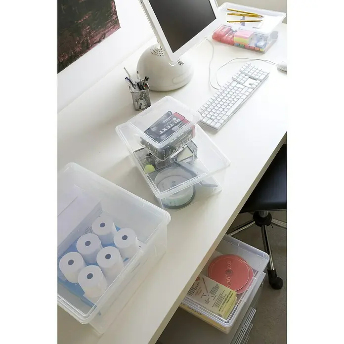 KIS Aufbewahrungsbox C-Box M+ - 34 x 40 x 17 cm, 18 l, Transparent - Aufgeräumter Schreibtisch mit durchsichtigen Plastikboxen zur Aufbewahrung von Büromaterial, einschließlich eines Apple iMac Computers.