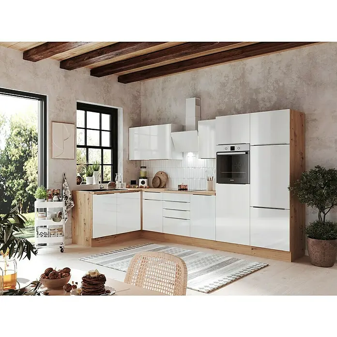 BAUHAUS Winkelküche Sandra - B x T: 340 x 170 cm, Weiß, Matt, Farbe Korpus: Artisan Eiche, Mit Elektrogeräten - Helle, moderne Küche mit weißen Schränken und Holzelementen. Das Kücheninterieur ist minimalistisch und funktional gestaltet.