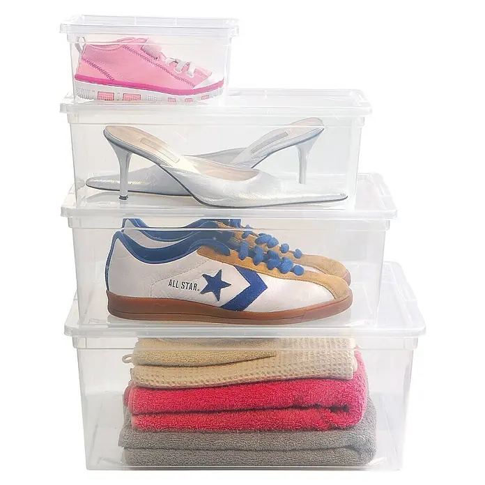 KIS Aufbewahrungsbox C-Box S+ - 26 x 37 x 14 cm, 11 l, Transparent - Eine Aufnahme von vier durchsichtigen Schuhkartons, die aufeinander gestapelt sind und verschiedene Arten von Schuhen und Textilien enthalten.