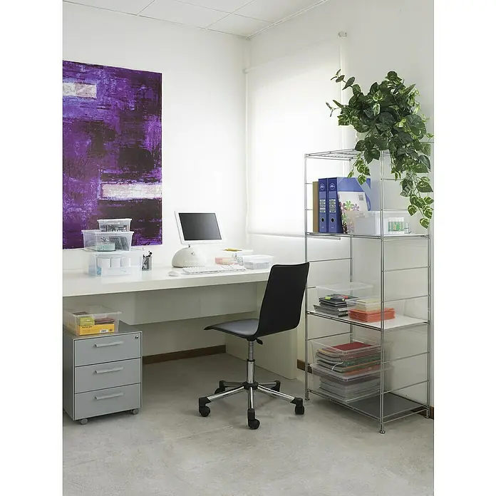 KIS Aufbewahrungsbox C-Box S+ - 26 x 37 x 14 cm, 11 l, Transparent - Büro mit dem weißen Schreibtisch, dem grauen Rollcontainer und dem Regal mit den Plastikboxen für die Aufbewahrung von Dokumenten.
