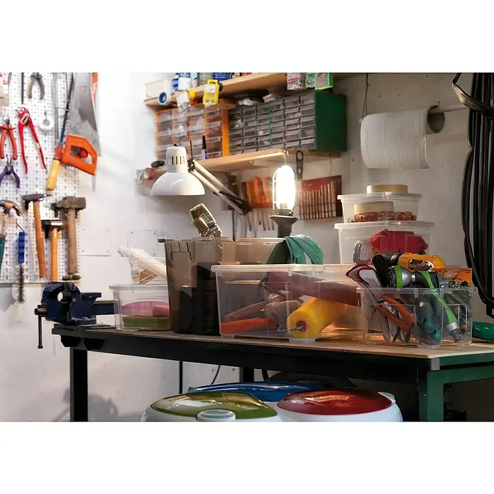 Regalux Aufbewahrungsbox Clear-Box - L x B x H: 54,8 x 38,4 x 28,3 cm, 47 l, Transparent - Werkstatttisch mit Werkzeugen und Aufbewahrungsboxen. Vielfältige Werkzeuge sind ordentlich verstaut und griffbereit, ideal für DIY-Projekte.