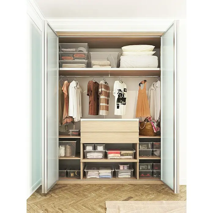 KIS Aufbewahrungsbox C-Box S+ - 26 x 37 x 14 cm, 11 l, Transparent - Eine gut organisierte Schrankgarderobe mit Kleidung, Aufbewahrungsboxen und Schubladen, die eine ordentliche und effiziente Aufbewahrungslösung bietet.