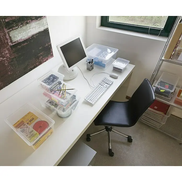 KIS Aufbewahrungsbox C-Box XS+ - 19 x 33,5 x 12 cm, 6 l, Transparent - Eine Nahaufnahme eines iMac G4-Computers und verschiedener Aufbewahrungsbehälter aus Kunststoff auf einem weißen Schreibtisch.