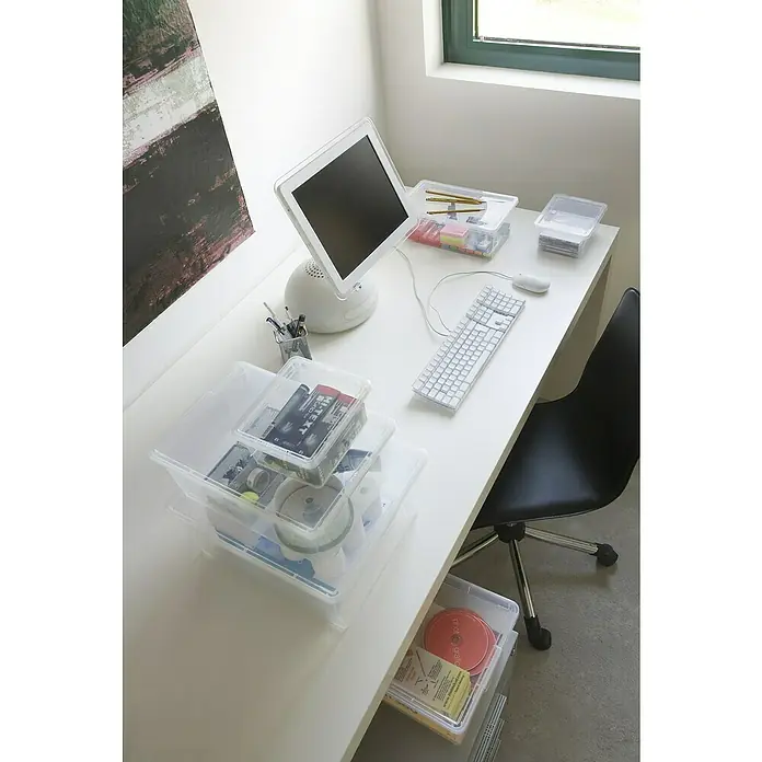 KIS Aufbewahrungsbox C-Box S+ - 26 x 37 x 14 cm, 11 l, Transparent - Büro-Szene mit einem Schreibtisch, einem alten iMac und transparenten Aufbewahrungsboxen zur Organisation von Büromaterialien.