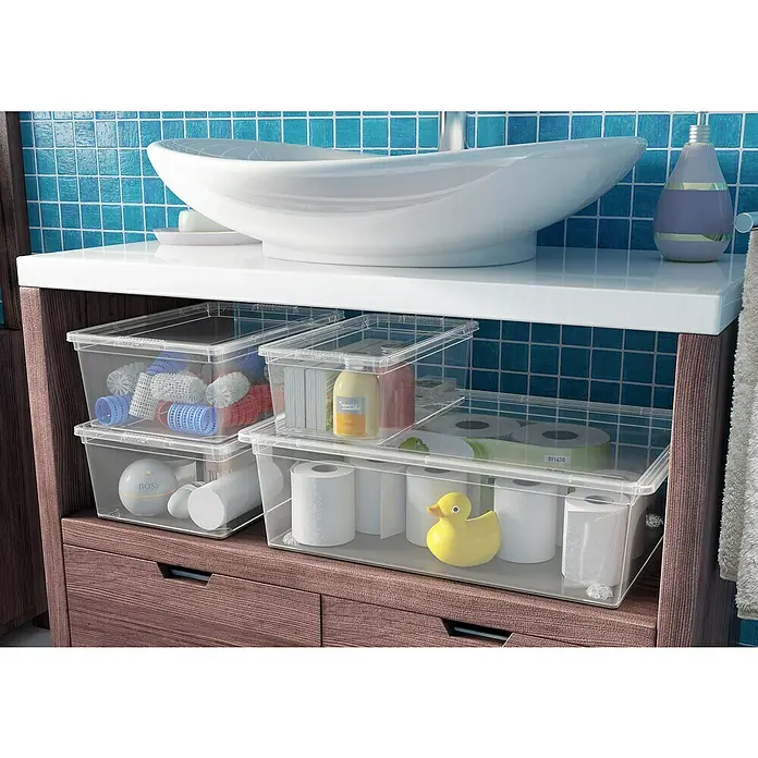 KIS Aufbewahrungsbox C-Box S+ - 26 x 37 x 14 cm, 11 l, Transparent - Das Bild zeigt transparente Aufbewahrungsboxen unter einem Badezimmertisch, die verschiedene Gegenstände wie Toilettenpapier und Badeenten enthalten.