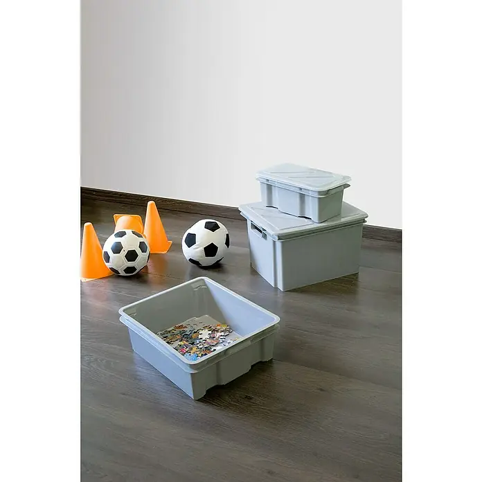 Keter Aufbewahrungsbox Crownest - L x B x H: 43 x 36 x 14,5 cm, Kunststoff, Grau - Aufnahme von Aufbewahrungsboxen, Bällen und Hütchen auf einem Holzboden, die eine praktische Aufbewahrungslösung und vielseitiges Spielzeug zeigen.