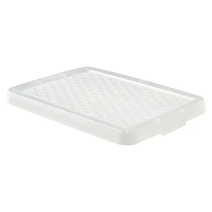 Curver Deckel Essentials - L x B x H: 39 x 30 x 2,2 cm, Passend für: Curver Aufbewahrungsbox Essentials 16 l, Kunststoff, Transparent - Nahaufnahme einer rechteckigen, weißen Abtropfschale mit Löchern, die sich ideal zum Trocknen von Geschirr eignet.