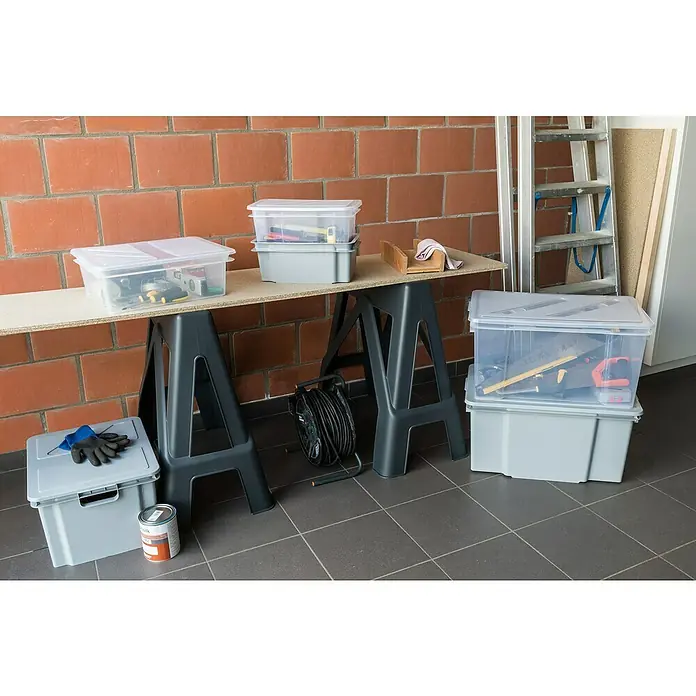 Keter Aufbewahrungsbox Crownest - L x B x H: 42,6 x 36,1 x 26 cm, Kunststoff, Grau - Aufbewahrungsboxen aus Kunststoff mit Werkzeugen und Zubehör in einer Werkstatt.