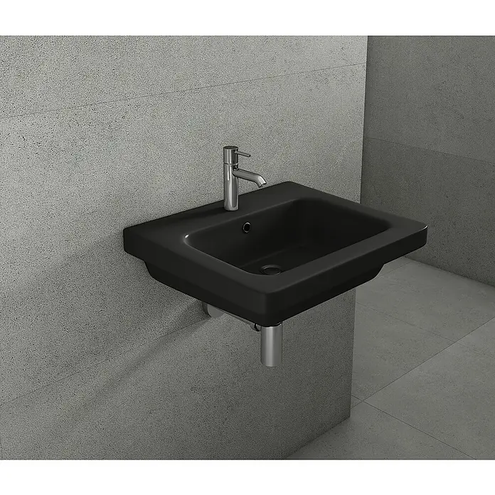 RAK Ceramics Waschtisch-Set - 55 x 46 cm, Ohne Spezialglasur, Hahnloch: Mitte, Mit Überlauf, Schwarz - Schwarzes Waschbecken mit Armatur an einer grauen Wand montiert. Modernes Design für ein stilvolles Badezimmer mit keramischer Oberfläche.