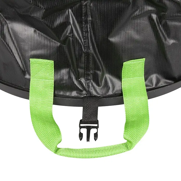 Windhager Pop-Up Gartenabfallsack Baglong-Life - Fassungsvermögen: 170 l, Ø x H: 56 x 70 cm, Schwarz - Nahaufnahme eines schwarzen Aufbewahrungssacks mit grünen Tragegriffen und schwarzem Verschluss für sicheren Transport.