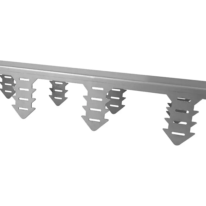 Windhager Mähkante Easymow - 80 x 11 x 7 cm, Silber, Verzinkt - Nahaufnahme einer Metalldachlawinenstütze, die vor einem schwarzen Hintergrund angebracht ist. Das Produkt ist hellgrau und hat eine einzigartige Pfeilform.