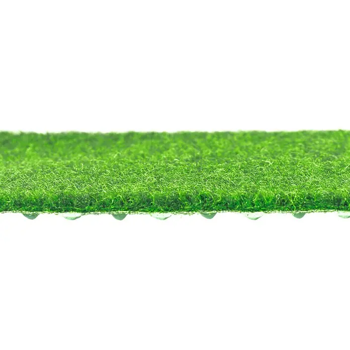 Rasenteppich Meterware Green - Breite: 150 cm, Grün, Mit Drainagenoppen - Nahaufnahme von Kunstrasen mit Wassertropfen, ideal für Gärten und Terrassen, um eine frische, grüne Oberfläche zu schaffen.