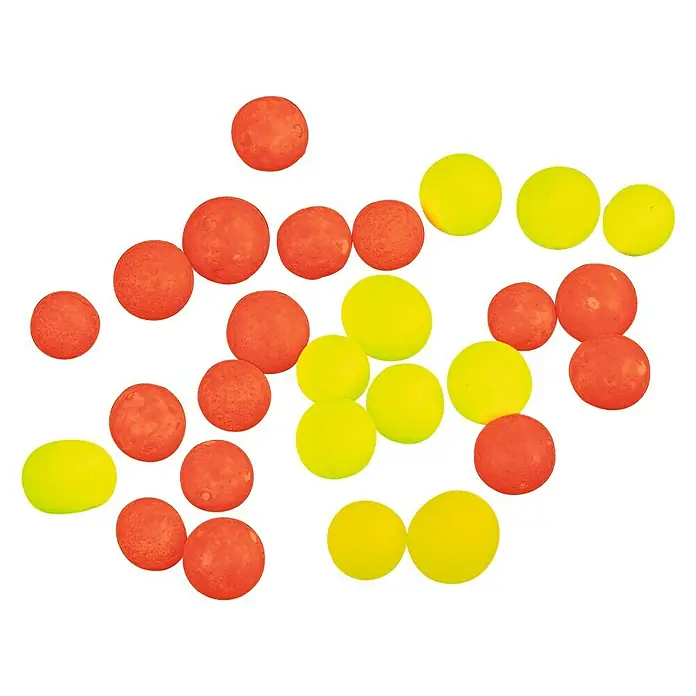 Westline Auftriebskugel - Rot, Forelle, 100 Stk. - Nahaufnahme von orangefarbenen und gelben Angelködern, die auf einer ebenen Fläche verstreut sind, ideal für Angler.