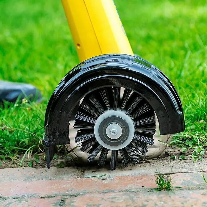 Gloria Rasenkantenschneider Cut & Brush - Passend für: Gloria Bodenreinigungsbürsten MultiBrush speedcontrol/li-on - Nahaufnahme einer rotierenden Bürste eines gelben Gartenreinigungsgeräts. Perfekt für die Reinigung von Gehwegen und Einfahrten.