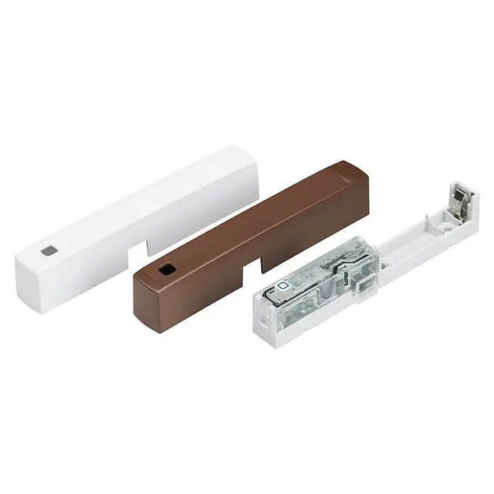 Homematic IP Fenster- & Türsensor HMIP-SWDO-2 - Weiß/Braun, Batteriebetrieben, 102 x 15 x 20 mm - Nahaufnahme von drei Fenstersensoren in Weiß und Braun, ein Sensor ist offen und zeigt die Elektronik.