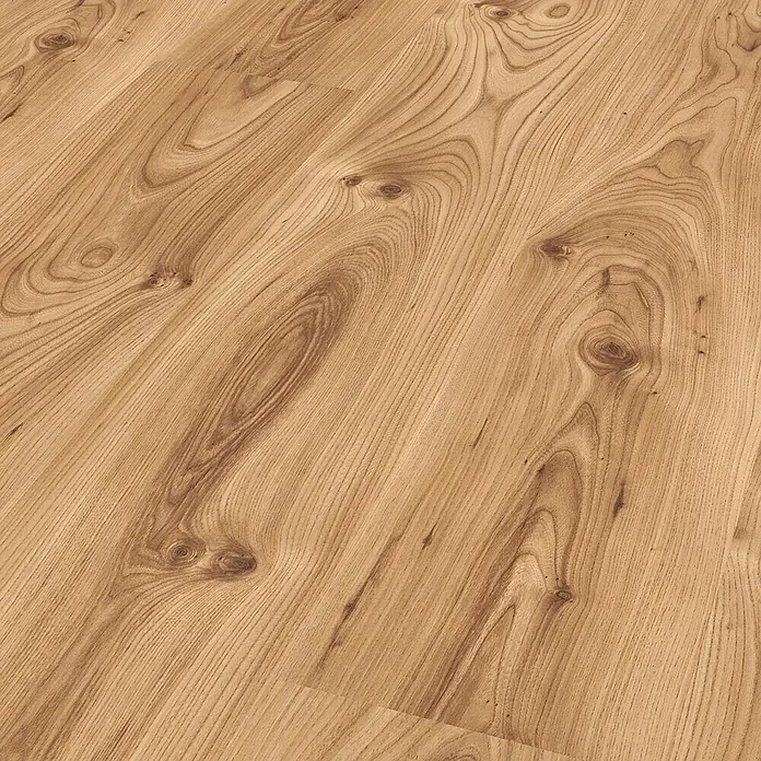 Laminat Deutsche Eiche - 1.285 x 192 x 8 mm, Landhausdiele - Nahaufnahme von Laminatboden mit natürlicher Holzmaserung. Helle, warme Farben und interessante Muster.