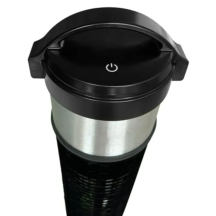 Heizstrahler - 1.200 W, Silber/Schwarz, Höhe: 65 cm - Nahaufnahme eines Turmventilators mit schwarzer Oberseite, silbernem Mittelteil und dunklem Gitter, ideal für heiße Tage.