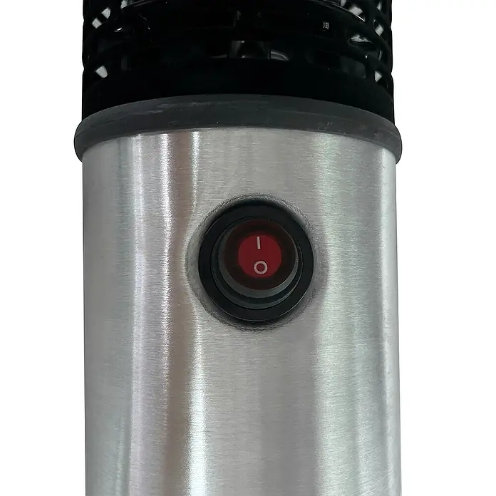 Heizstrahler - 1.200 W, Silber/Schwarz, Höhe: 65 cm - Nahaufnahme eines tragbaren Heizgeräts aus gebürstetem Stahl mit einem runden, roten Ein-/Ausschalter.