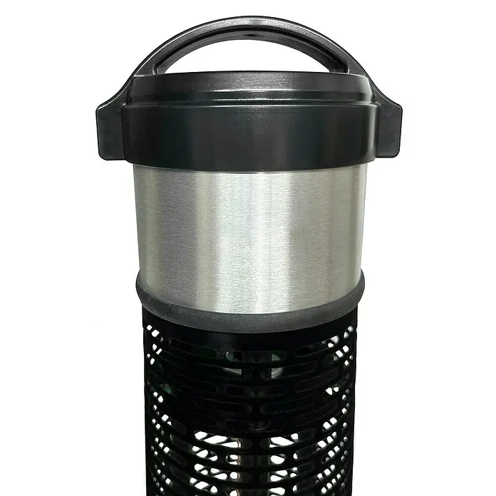 Heizstrahler - 1.200 W, Silber/Schwarz, Höhe: 65 cm - Ein Detailaufnahme eines tragbaren Insektenvernichters mit einem silbernen Behälter und einem schwarzen Griff. Ideal für den Einsatz im Freien.