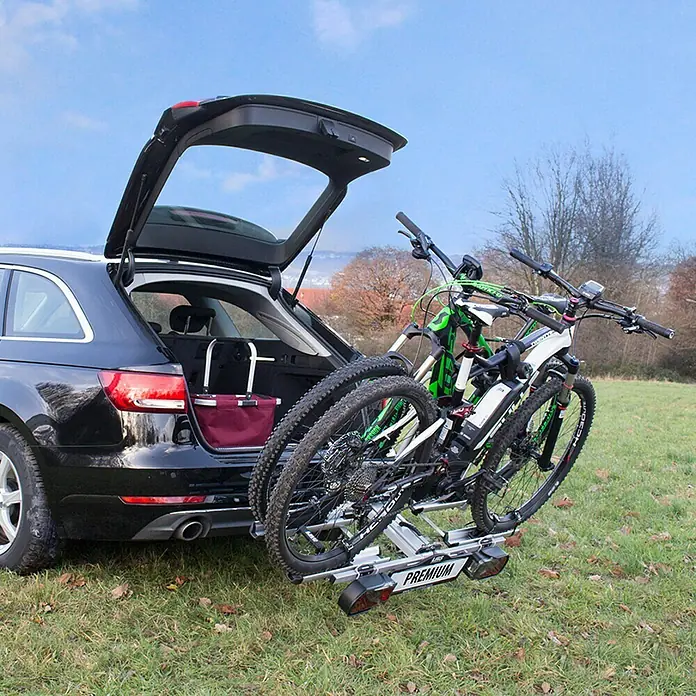 LAS Fahrradträger Premium - Geeignet für: 2 Fahrräder, Traglast: 60 kg, Passend für: Fahrzeuge mit Anhängerkupplung - Ein schwarzer Kombi mit geöffneter Heckklappe und einem montierten Fahrradträger "Premium" mit zwei Fahrrädern.