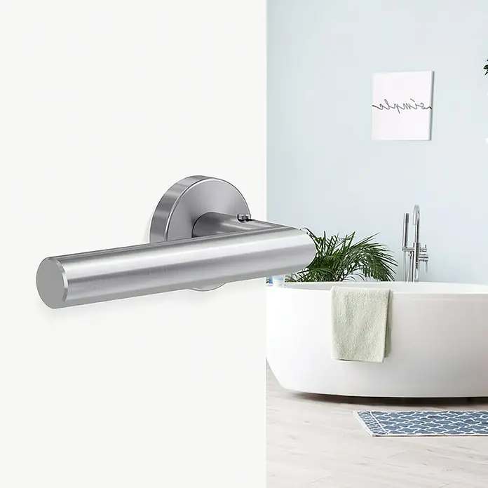Diamond Doors Zimmertürgarnitur Moderna Smart2lock - Stärke Tür: 38 mm - 45 mm, Edelstahl, L-Form, Edelstahl matt, DIN Anschlag: Links, Passend für: Türen ohne Schlüssellochbohrung, Türen mit Schlüssellochbohrung benötigen zusätzlich eine Blindrosette - Moderner Türgriff aus Edelstahl vor einem Badezimmer mit Badewanne und Deko. Stilvolles Design für Ihr Zuhause.