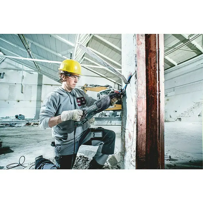 Metabo Säbelsäge SSEP 1400 MVT - 1.400 W, Hublänge: 32 mm - Ein Bauarbeiter mit Schutzhelm benutzt eine Metabo Säbelsäge zum Schneiden eines Metallträgers in einer Lagerhalle.