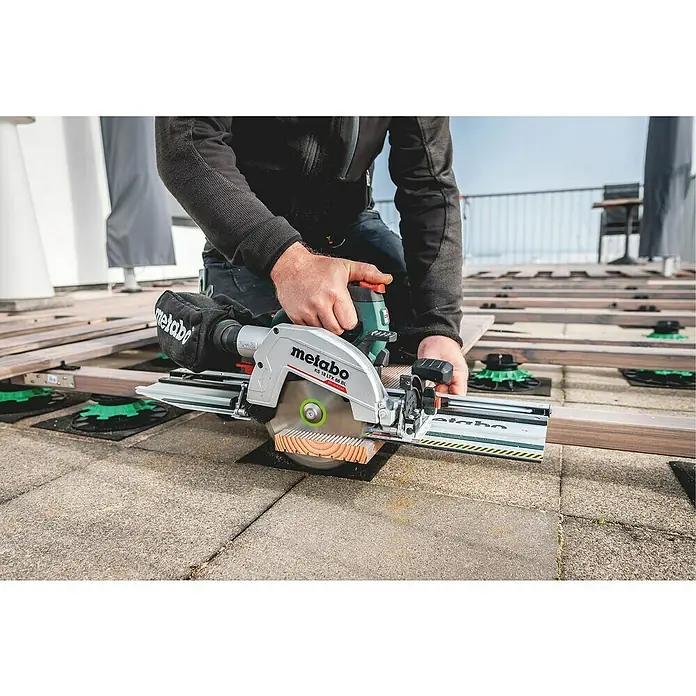 Metabo CAS 18V Akku-Handkreissäge KS 18 LTX 66 BL - 18 V, Ohne Akku, 4.800 U/min - Ein Handwerker benutzt eine Metabo KS 18 LTX 66 BL Akku-Tauchsäge, um ein Holzbrett zu schneiden. Die Säge ist silbern und grün.