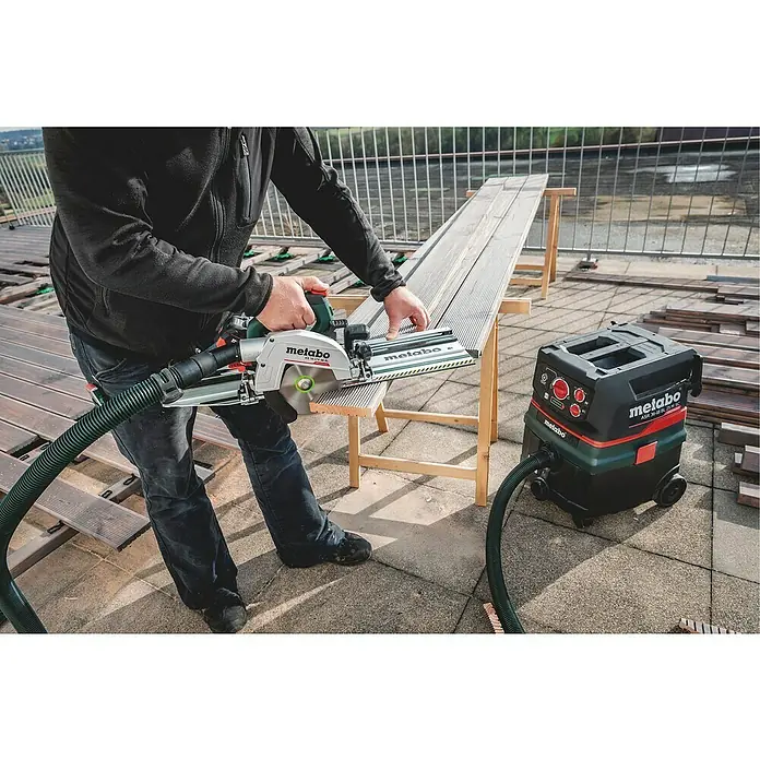 Metabo CAS 18V Akku-Handkreissäge KS 18 LTX 66 BL - 18 V, Ohne Akku, 4.800 U/min - Metabo Tauchsäge und Nass-Trockensauger im Einsatz. Der Mann schneidet Holz auf einer Baustelle mit einer Metabo Säge. Ein Metabo Staubsauger hilft bei der Arbeit.